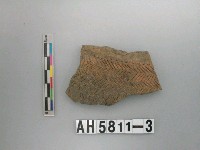 藏品(灰褐色細砂陶片)的圖片